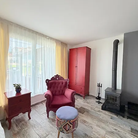 Frühstückspension Cunda Morisi 3*